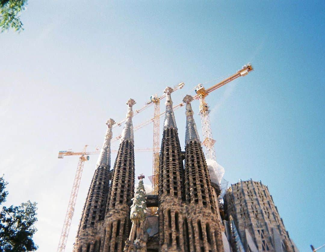 阿久津ゆりえさんのインスタグラム写真 - (阿久津ゆりえInstagram)「🥺♡ #spain #barcelona #sagradafamilia #gaudi  #filmphotography #写ルンです #fujifilm #yurifilm_ #yurie_travel」8月25日 17時39分 - yurie__a