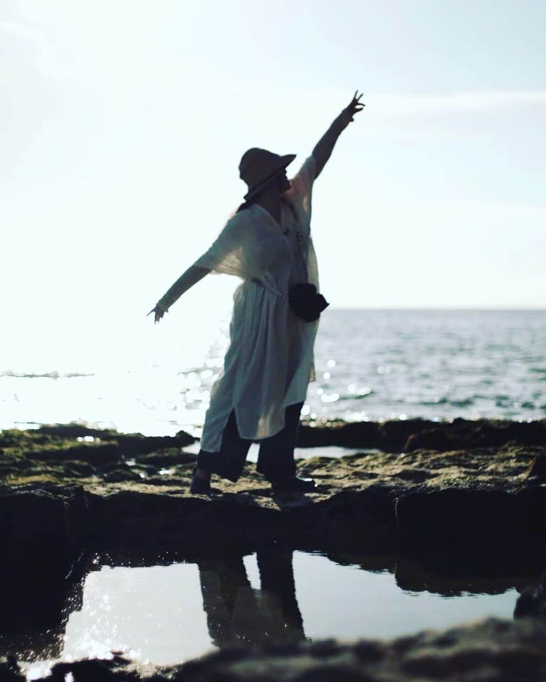 ゆうゆのインスタグラム：「*.﻿ 2020.08.25﻿ ﻿ ﻿ ℋᵅᵖᵖᵞℬⁱʳᵗᑋᵈᵃᵞ◡̈*❤︎ 私。﻿ ﻿ ﻿ ﻿ いくつになっても…﻿ ﻿ いや歳を重ねれば重ねるほど﻿ おっちょこちょい度が増し﻿ 危なっかしくなってるけど^^;﻿ ﻿ ﻿ やっぱり好きなことを﻿ マイペースでやっていきたい﻿ と思います(^｡^)﻿ ﻿ ﻿ これからもよろしくね◡̈⃝︎⋆︎*﻿ ﻿ ﻿ ﻿ でも、まずは身体を治すことだ^^;﻿ 今日もリハビリ行ってきましたー﻿ ﻿ ﻿ 写真はずいぶん前のですが﻿ お気に入りです。﻿ (自称、つるのまいです（笑）) ﻿ ﻿ ﻿ __________________________________________________**✧̣͙ͥ*﻿ ______________﻿ ﻿ ﻿ #つるのまい　﻿(このタグだとラーメンやさんらしい🤣)  #yuyu_okinawa ﻿ #暮らすように旅をする ﻿ #おきなわ写ガール誕生日おめでとう ﻿ ﻿ ﻿」