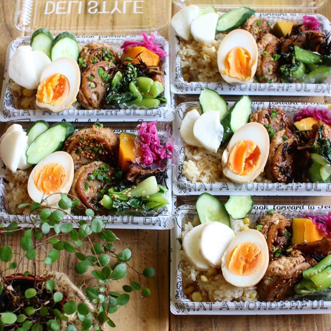 のインスタグラム：「Today's lunch 2020.08.24 ･ ･ とうもろこしご飯 れんこん入りつくね 味玉 チンゲン菜のナムル ひじき煮 カボチャ煮 長芋ときゅうりの浅漬け ･ ･ お夕飯は冷やし中華。笑 トマト苦手な子いるので、カニカマで😋 今日も、仕出し屋。爆 明日まで連勤なんだけど、毎朝バッタバタ💦💦 余裕のある朝にしたい😭 ･ ･ 今日は娘、お友達のお誕生日みたいで。ケーキ買ってお祝いするんだって。ようやくキャンパスライフ楽しめて良かったね✨✨」
