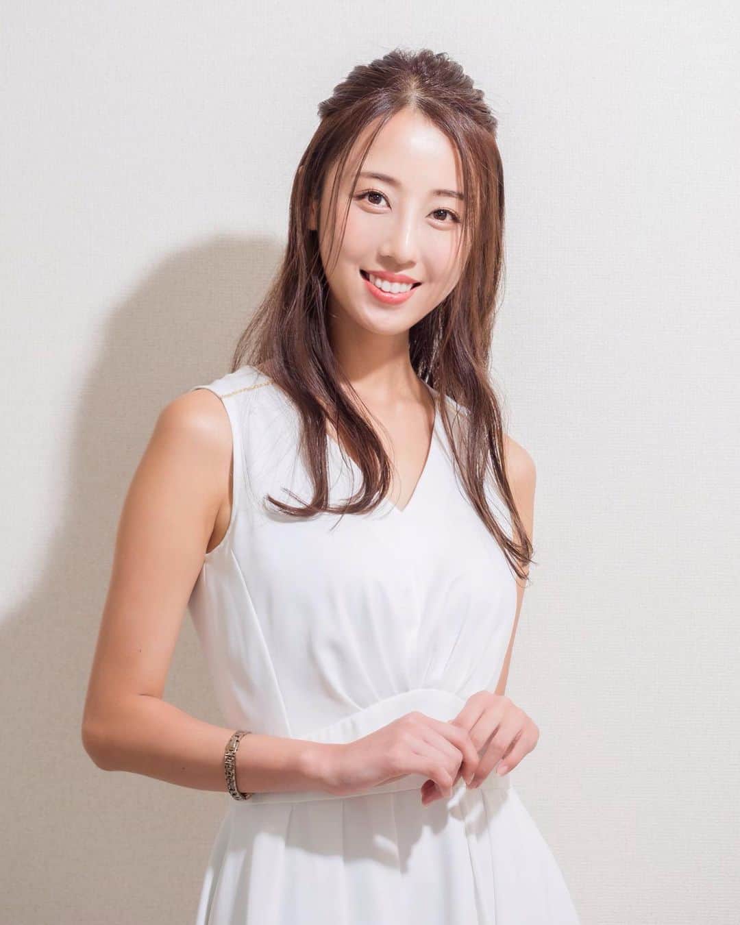 のインスタグラム：「#headshotshoot 📸  Thanks to マサさん&ミナさん💕  どちらかの写真が 新しい宣材になるそうです。 どっちかな〜？笑  予想してみてね😏笑  #headshotshoot #headshotshooting #headshot #photooftheday #photography #thanksto #photographer #hairmakeupartist   @massa_photo  @mina_hairmake」