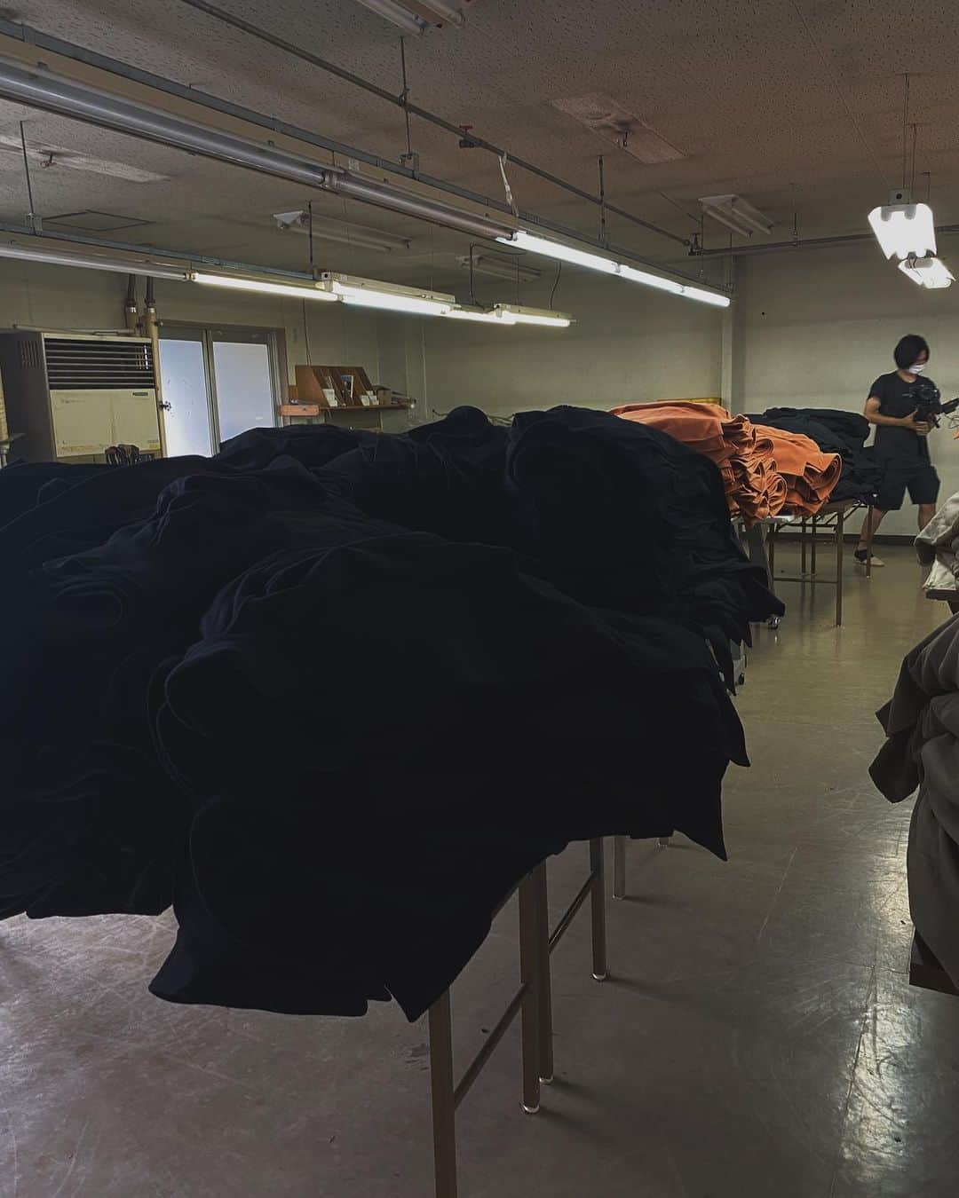 黒石奈央子さんのインスタグラム写真 - (黒石奈央子Instagram)「今回も行ってきました。  AMERI人気のPOOFY WOOL COAT を作ってくださっている日本の縫製工場へ。  自粛期間直後に工場さんの承諾を経て見学に行ってまいりました。  AMERIでも去年お願いしていた工場さんが潰れてしまったりして日本の縫製工場は年々減少しています。  日本のものづくりの素晴らしさを皆様にもわかっていただきたく実際に目で見て感じてきました。  一生着られるコートを作りたいという思いでこのシリーズのコートを作っていただいております。  1着づつ丁寧に縫っていただいて、こうしてAMERIの商品ができていると思うと本当に何度見ても感動する。  日本のものづくりを世界へ。。  9月中旬発売なので是非お楽しみに！  @ameri_shinjuku @amerivintage @ameri_daikanyama @ameri.shinsaibashi #ameri#amerivintage #fashion #vintagefashion #coordinate#ootd#outfit#osanposnap #705_outfit #大人ファッション #大人コーディネート #大人スタイル #modestyle #modefashion#modecasual」8月25日 17時40分 - blackstone705