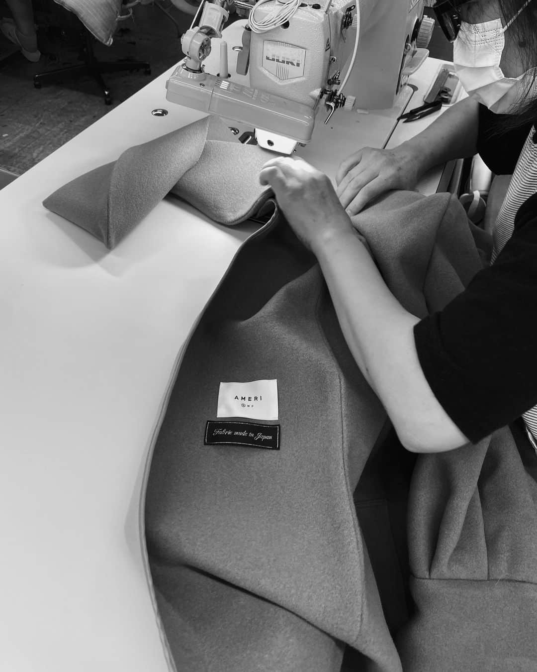 黒石奈央子さんのインスタグラム写真 - (黒石奈央子Instagram)「今回も行ってきました。  AMERI人気のPOOFY WOOL COAT を作ってくださっている日本の縫製工場へ。  自粛期間直後に工場さんの承諾を経て見学に行ってまいりました。  AMERIでも去年お願いしていた工場さんが潰れてしまったりして日本の縫製工場は年々減少しています。  日本のものづくりの素晴らしさを皆様にもわかっていただきたく実際に目で見て感じてきました。  一生着られるコートを作りたいという思いでこのシリーズのコートを作っていただいております。  1着づつ丁寧に縫っていただいて、こうしてAMERIの商品ができていると思うと本当に何度見ても感動する。  日本のものづくりを世界へ。。  9月中旬発売なので是非お楽しみに！  @ameri_shinjuku @amerivintage @ameri_daikanyama @ameri.shinsaibashi #ameri#amerivintage #fashion #vintagefashion #coordinate#ootd#outfit#osanposnap #705_outfit #大人ファッション #大人コーディネート #大人スタイル #modestyle #modefashion#modecasual」8月25日 17時40分 - blackstone705