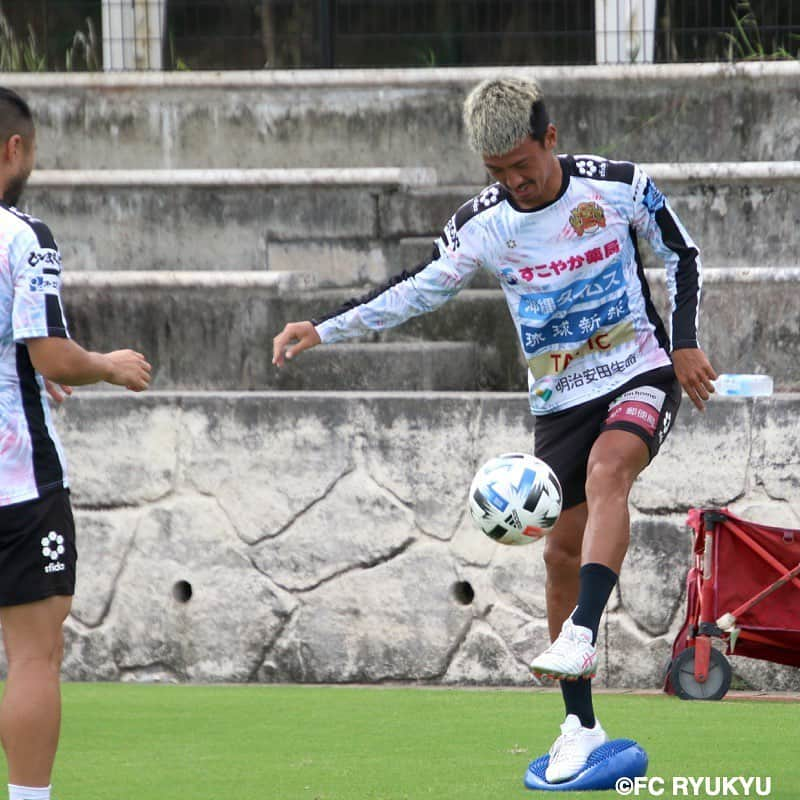 FC琉球さんのインスタグラム写真 - (FC琉球Instagram)「本日のトレーニング⚽️  #FC琉球#FCRYUKYU#沖縄#okinawa #琉球#jleague #Jリーグ#J2#サッカー#football#soccer #dazn #首里城 #shurijo#琉球再興#revive#sfida #homegame#ticket#琉チケ#夢パス  @mtgshnsk1002  @kosuke.ryukyu_official  @kazama_koki619  @dudads11」8月25日 17時42分 - fcryukyu