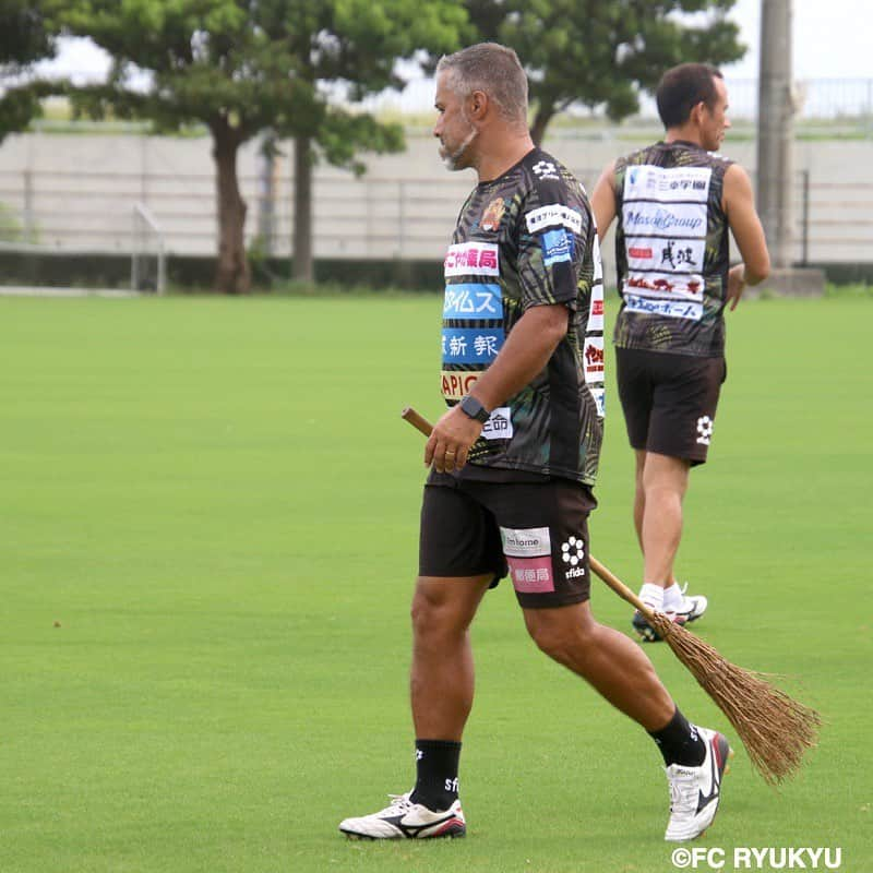 FC琉球さんのインスタグラム写真 - (FC琉球Instagram)「本日のトレーニング⚽️  #FC琉球#FCRYUKYU#沖縄#okinawa #琉球#jleague #Jリーグ#J2#サッカー#football#soccer #dazn #首里城 #shurijo#琉球再興#revive#sfida #homegame#ticket#琉チケ#夢パス  @mtgshnsk1002  @kosuke.ryukyu_official  @kazama_koki619  @dudads11」8月25日 17時42分 - fcryukyu