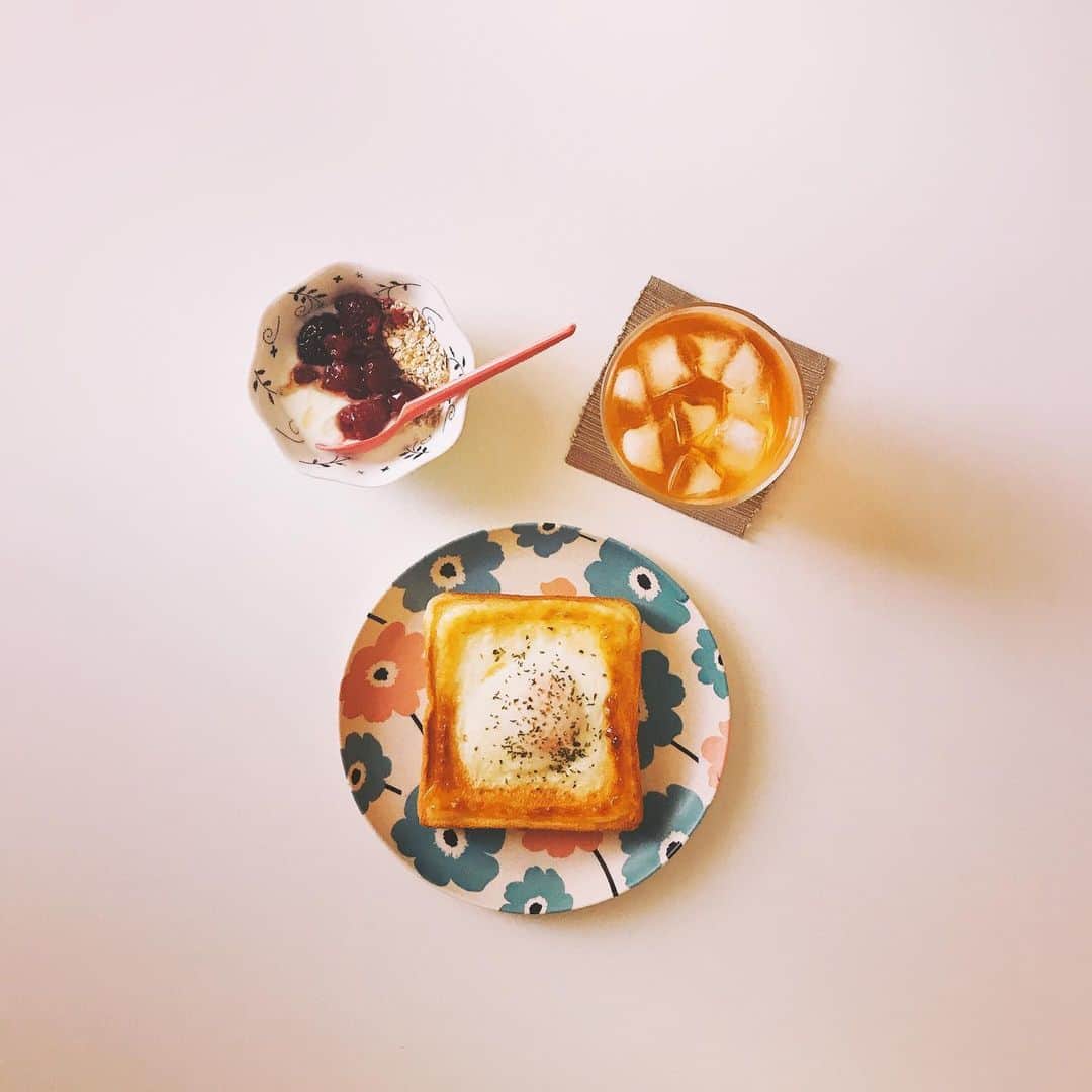 森由月さんのインスタグラム写真 - (森由月Instagram)「・ 今日の朝ごはん。 *マヨエッグトースト *ヨーグルト+ミックスベリー+オートミール+蜂蜜 *マスカットルイボスティー ・ マヨネーズで囲った食パンに卵を落として長めにトースト。 マヨに塩分があるので、ほんの少しのクレイジーソルトと、パセリ。 ハイカロリーだから、たまにね😋 ＊ ＊ ＊ #おうちごはん #朝ごぱん #朝食 #モーニング #おうちモーニング #トースト #トーストアレンジ #ルイボスティー #オートミールヨーグルト #おうちカフェ #クッキングラム #暮らし #フーディーテーブル #あさごはん記録 #食パン好きな人と繋がりたい #トーストレシピ #フォロー歓迎 #毎日ごはん #マヨエッグトースト  #morning #breakfast #toast #rooibostea #foodstagram #tasty #yummy #oatmealyogurt #instafood #foodie #flatlayout」8月25日 17時43分 - mori_yutsuki