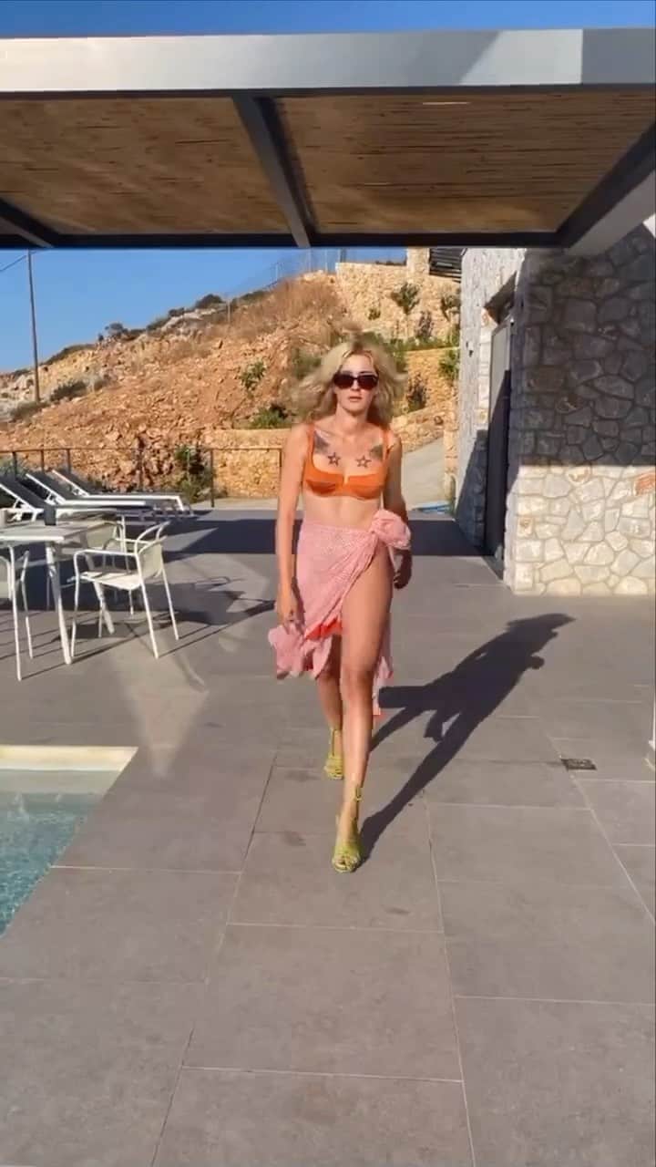 エレオノーラ・カリシのインスタグラム：「Walking into work like  ... back to business 🙌🏻  #womanatwork #nurseychallenge」