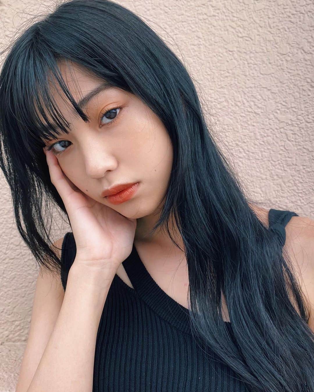 北澤舞悠（まゆちる）のインスタグラム：「ADDICTIONのザアイシャドウが リニューアルしたという事で私も 限定BOX20色の中から TINTタイプの001TAltamiraと CREAMタイプの001CVimana Goldを 使って異なる質感メイクをしてみました🥰 肌馴染みも発色も良くて とっても使いやすいアイシャドウ❤️ #アディクション #ザアイシャドウ #質感レイヤード #ADDICTIONpartner」