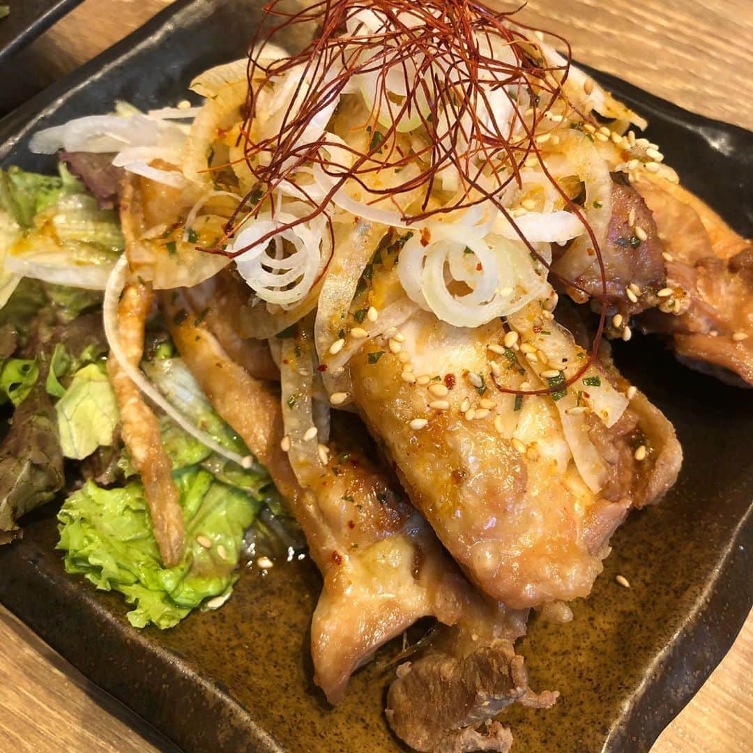 山田あかりさんのインスタグラム写真 - (山田あかりInstagram)「お仕事帰りにインスタを見ていてずっと﻿気になっていた﻿ #餃子とビールは文化です ﻿ #肉汁餃子のダンダダン に行ってきたよ😍﻿ ﻿ もともと餃子が大好きで家でも餃子を食べよう！って決めた日は肉餃子、エビ餃子、野菜餃子の3種類を作ってビールと一緒に食べてるの😂﻿ ﻿ ﻿ 餃子とビール🍺、最高すぎて﻿ビールが飲み終わるのが早かったー😂 餃子は味付きで何もつけなくても美味しくてびっくり！ 噛んだ瞬間にジュワーって肉汁が溢れてきて幸せな気持ちになりました😍  ﻿お土産に冷凍餃子も持ち帰ったよ！  ワンピース @gate__official  10パーオフのクーポンコード : akari 有効期間 : 9/23まで  #文化飲み #ダンダダン #渋谷 #肉汁餃子 #餃子とビール #プレミアムモルツ #グルメ好きな人と繋がりたい #食べるの好きな人と繋がりたい #飯テログラム #PR #テイクアウト #東京グルメ#渋谷グルメ #餃子 #餃子好きな人と繋がりたい #グルメ女子 #韓国ファッション #セットアップ」8月25日 17時49分 - akari030201