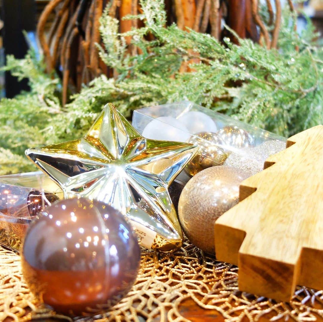 横浜ディスプレイミュージアムのインスタグラム：「クリスマス商品入荷のお知らせ🎄✨ ✳︎ 横浜ディスプレイミュージアムでは早くもクリスマス商品が入荷いたしました🎁 ✳︎ オーナメントやオブジェ、ライトなど様々な種類を取り扱っております！ ✳︎ 今後も新商品が入荷いたしますので、横浜ディスプレイミュージアムに是非お越しください。 ✳︎  #おうち時間 #こんな時こそ花を ✳︎ #横浜ディスプレイミュージアム #株式会社ポピー #横浜 #ディスプレイ#アーティフィシャルフラワー #フラワーアレンジメント #フラワーデザイン #インテリア雑貨 #インテリア#インテリアコーディネート#スタイリスト#装飾#しめ縄#デコレーション#花のある暮らし #花好きな人と繋がりたい #display #yokohama#flowerarrangement #interiordesign #artficialflower #flowerstagram#christmas#クリスマス #Xmas#オーナメント」
