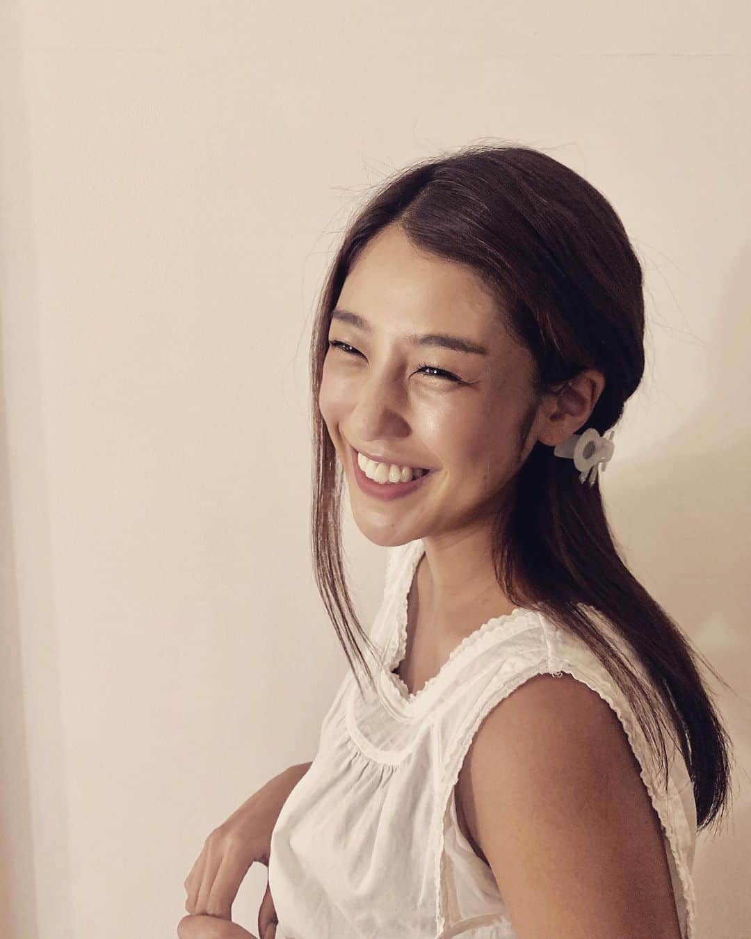 のインスタグラム：「.﻿ にっこり😊 ﻿ 髪飾りをつけてもらってうきうき🎀💗🌸﻿ ﻿ #alexandredeparis ﻿ ﻿ ﻿ ﻿」