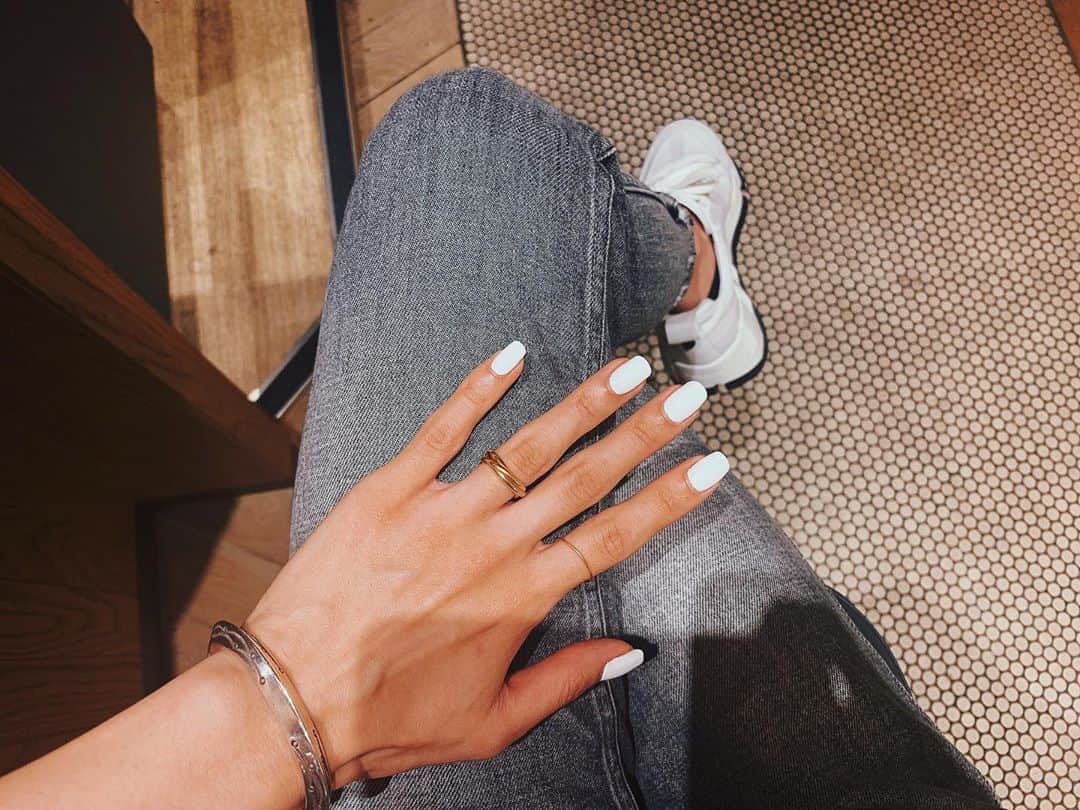 柳めぐみのインスタグラム：「. . 🤍🤍🤍 . #ネイル #ホワイトネイル #ワンカラー #nail #whitenails  #白いネイル好き #コムニョンちゃんがやってた #itsokaynottobeokay」