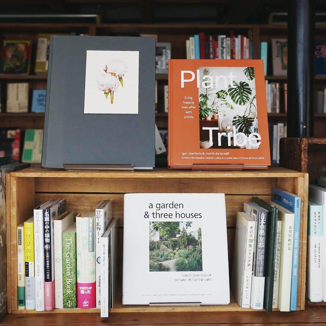 nostos booksさんのインスタグラム写真 - (nostos booksInstagram)「《今週の本棚植物園》﻿ ﻿ 特集［本棚植物園］から、今週も3冊の書籍をご紹介。植物と暮らし、家と庭、そして植物図譜へのオマージュとして制作された写真集。﻿ 表現の形は違えど、植物への愛を感じる美しい書籍たちを、ぜひご覧ください。﻿ ﻿ ◯『Plant Tribe: Living Happily Ever After with Plants』﻿ こちらは植物との暮らしについて紹介した資料集。それぞれの植物の取り扱い方法や、インテリアとのスタイリングなどを豊富な写真とテキストで紹介しています。﻿ ﻿ ◯『A Garden and Three Houses』﻿ 本書は建築家・Peter Aldingtonが1960年代に手掛けた3つの家と庭を紹介した写真集。木々や草花と美しく調和した住宅の様子を、外観・内観あわせて掲載した美しい一冊。﻿ ﻿ ◯『The Most Beautiful Flowers』﻿ 最後にご紹介するのは、ニューヨークを拠点に活動する写真家・Kenji Tomaによる作品集。19世紀フランスを代表する植物図譜「Choix des plus belles fleurs/美花選,ピエール＝ジョセフ・ルドゥーテ著」に描かれた花たちへの、オマージュとして制作されたシリーズを収録。﻿ カラー写真が存在していなかった時代、リアリティを追求して緻密に描かれた植物図鑑を、現代の写真技術で再現するという逆のアプローチで表現した写真作品は、まるで植物図譜のような静物写真となっています。﻿ ﻿ それぞれの詳細は［商品タグ］からご覧ください。﻿ ﻿ -------------------﻿ 平日は完全予約制。（前日までに来店予約をお願いいたします。）﻿ また休日は完全予約制ではありませんが、大変混み合いますので、実店舗へご来店の際はぜひ事前にご予約ください。﻿ 下記をご確認のうえ、オンラインストアの予約フォーム、またお電話やメールにてご連絡ください。﻿ ﻿ ・ご来店日時﻿ （※混雑時はご利用時間を1時間とさせていただく場合がございます）﻿ 下記の時間帯からお選びください。﻿ 13〜14時﻿ 14〜15時﻿ 15〜16時﻿ 16〜17時﻿ 17〜18時﻿ ・ご予約名﻿ ・人数﻿ ・お電話番号﻿ ご予約はこちらから▼﻿ TEL：03-5799-7982﻿ Mail：info@nostos.jp﻿ ﻿  ---------------------」8月25日 17時55分 - nostosbooks