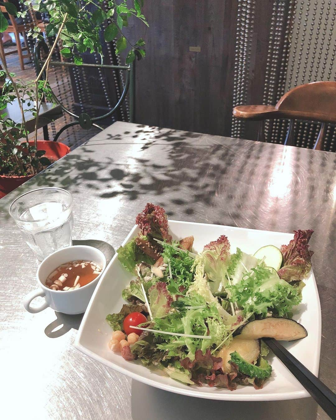 松原伊予菜さんのインスタグラム写真 - (松原伊予菜Instagram)「＿＿＿＿＿＿🌿 49品の野菜が取れるお店🥗 下はカスタムできてアボカドとマグロにしたら めっちゃ美味しかったぁ🤍✌🏻 生姜たっぷりのスープと選べる美容の紅茶もよい☕️」8月25日 17時58分 - iyona_147