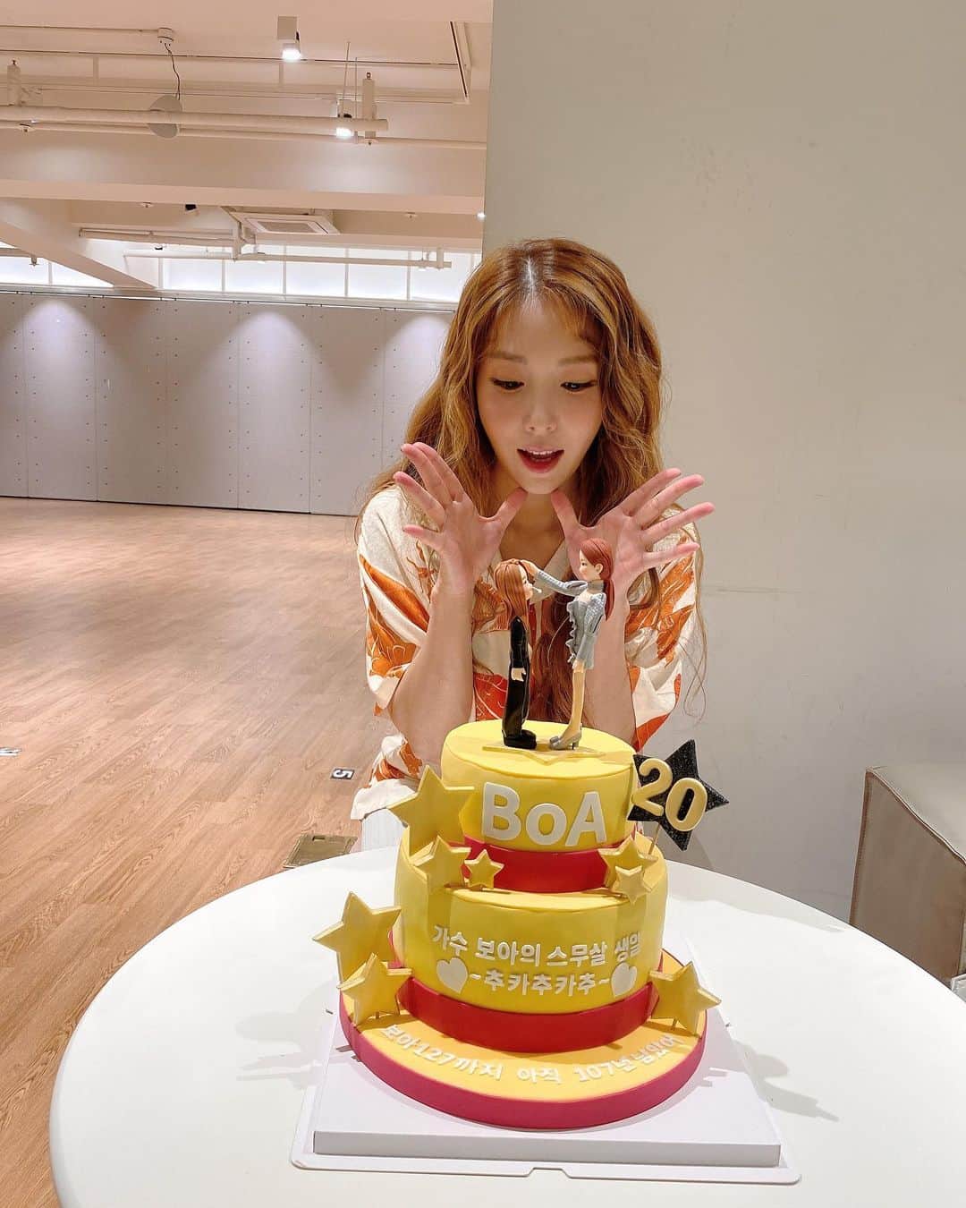 BoAのインスタグラム：「💛 고마워~~😘 케익 너무 감동이다.. 울컥 😘」