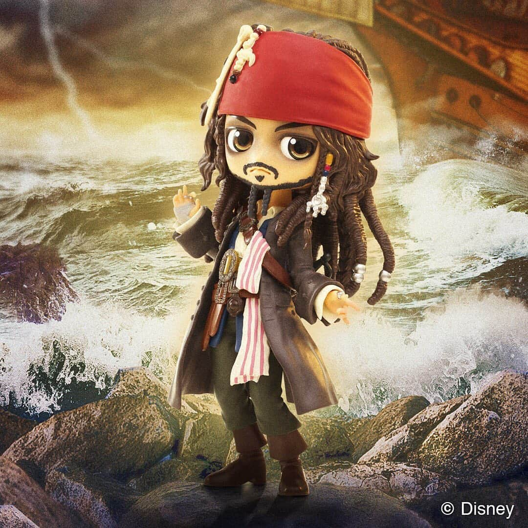 バンプレストクレーンキングさんのインスタグラム写真 - (バンプレストクレーンキングInstagram)「.﻿ 【Q posket Disney Characters -Jack Sparrow-】﻿ ﻿ 『パイレーツ・オブ・カリビアン』シリーズの主役で伝説の海賊ジャック・スパロウがQ posketシリーズで遂に登場﻿。 ﻿ 大袈裟な身振り手振りが特徴的な彼ですが、敵を油断させるための策略のひとつだという噂も...﻿ おどけてみえるのに頭脳が武器なんてカッコいいですね！﻿ ﻿ Q posketでは、カッコいい雰囲気は残しつつ、海賊衣装もバッチリ再現★﻿ ﻿ そんな、「Q posket Disney Characters -Jack Sparrow-」を是非よろしくお願い致します！﻿ ﻿ #Qposket #Qposketfigure #クレーンゲーム #ufoキャッチャー #パイレーツオブカリビアン #piratesofthecaribbean #ジャックスパロウ #jacksparrow #ジャックスパロウ好きな人と繋がりたい #ジャックスパロウかっこいい #かっこいい男 #かっこいいおじさん #かっこいいポーズ #かっこいいね #かっこいい✨」8月25日 18時00分 - qposketjp