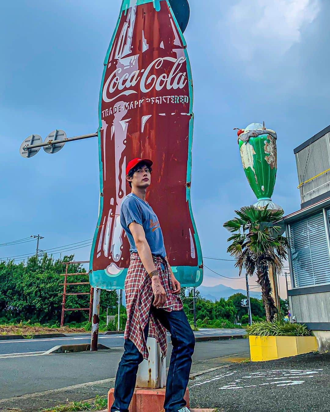 井上雄太のインスタグラム：「世界一有名なドリンクの主張と共に アメリカン投稿締  #世界一 #売れてる #から #世界一 #美味しい #説 #深い #アメリカ #アメリカン #america #古着 #古着コーデ #リーバイス #アメカジ #デニム #デニムコーデ #ジーンズ #せすじぴーん #クリームソーダ も #おるんやで #コカコーラ #coke #cocacola #cola」