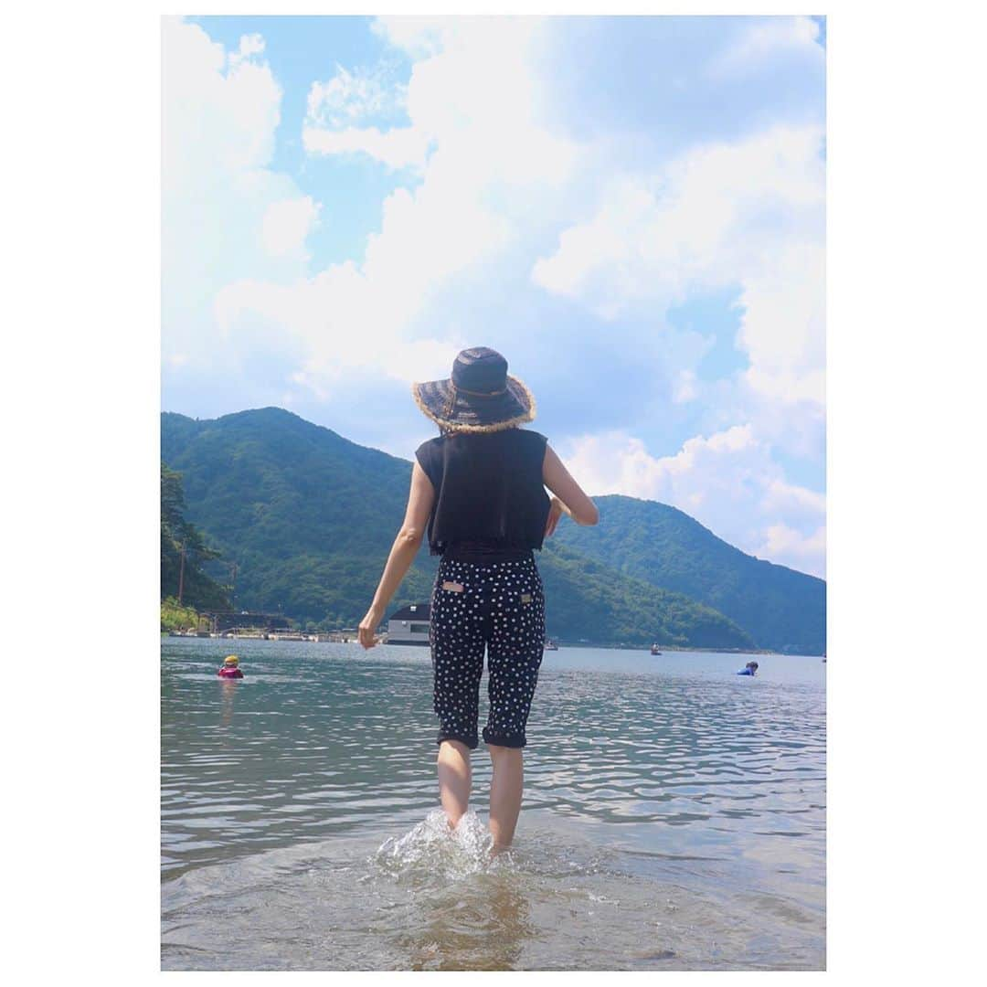 夕霧らいさんのインスタグラム写真 - (夕霧らいInstagram)「夏の思い出⛰ 夏らしいことしたくて少しだけ足を伸ばしました🏞 天然の鮎、美味しかったなぁ🐟. . . #湖に映る空  #山の景色  #炭火でじっくり  #鮎の塩焼き  #もう一種類なんだっけ  #ヤマメ？ #イワナ？ #アマゴ？ #キャンプ女子  #夏の思い出  #2020summer  #日焼け止め必須  #湖畔キャンプ」8月25日 18時02分 - 88rairai88