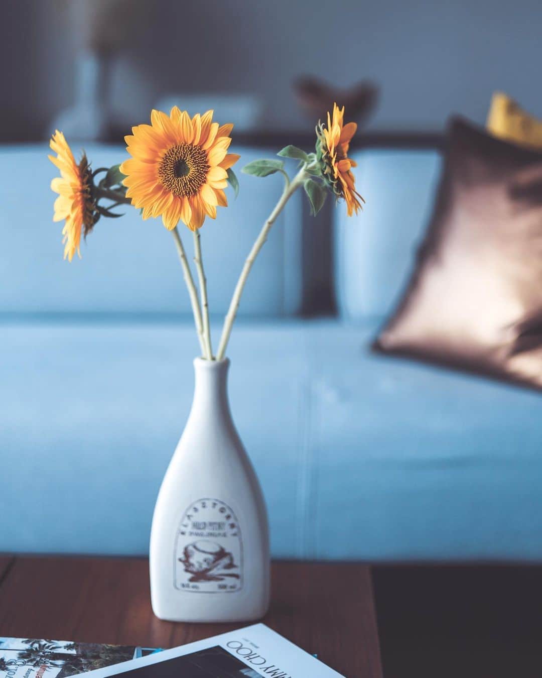 のインスタグラム：「. 妹からもらったお花🌻 蜂蜜酒の空き瓶にさしてみたらいい感じ👌✨ 　 　 まだまだ終わってほしくないな、夏😌 　 　 #ひまわり #🌻 #お花 #お花のある暮らし #お花のある生活 #インテリア #花瓶 #夏の花 #インテリア好き #おしゃれな家にしたい」