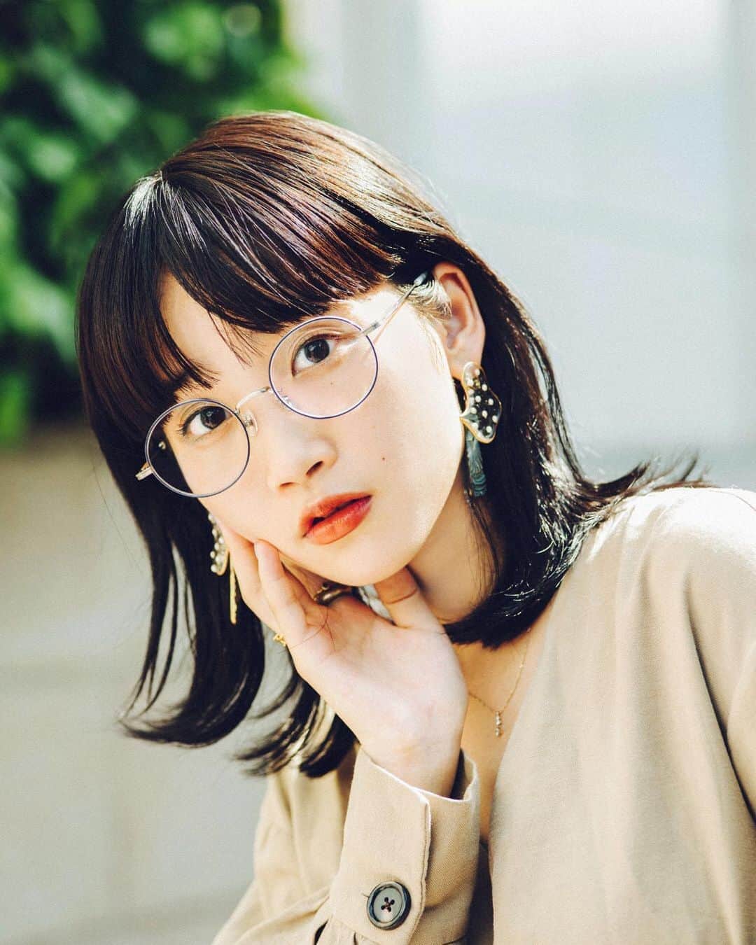 Zoff Officialのインスタグラム：「秋ムードが漂う #暗髪 には、重たくならないメタルフレームが相性バツグン🍁 テンプル（つる）にアンティークジュエリーのような彫金が施されていて、クラシカルで上品な印象にしてくれます。  Zoff CLASSIC ZO202005_72E1 ¥11,000(税込)  model @cozue_52  #メガネ  #zoff #ゾフ女子  #zoff女子 #ファッション #秋コーデ #秋ファッション #クラシカル #fashion #眼鏡 #メガネ女子 #お出かけコーデ #ダークヘア #黒髪 #メタルフレーム」