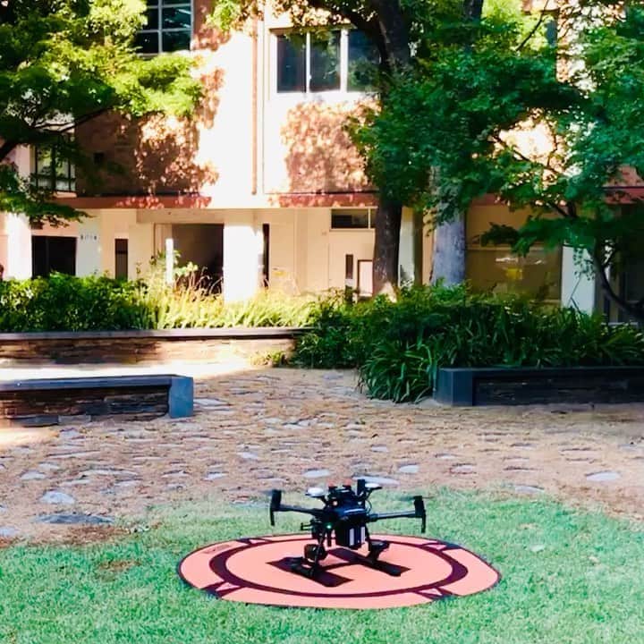 のインスタグラム：「Professor Maeda from Faculty of Science and Engineering had an open experiment of Drone for Search and Rescue Operation in mountains 🏔at #kindaiuniversity today.  This makes it possible to identify individuals from #qrcodes printed on bandanas from 20-30m in the air.  The reflection of the light travels much further than that!  #ドローン による #山岳救助 実証実験 #山ガール も #トレイルランナー も #山の安全を考えよう  #qrコード に個人情報を入れて #遭難 しないように #近畿大学  #理工学部  #日本山岳救助機構  #山岳  #山登り  #yamap」