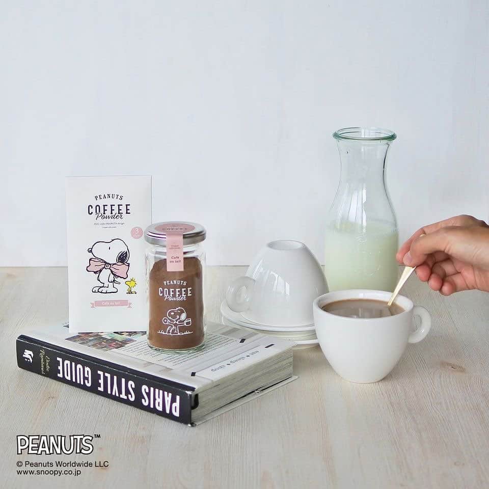 のインスタグラム：「カフェオレ好きに飲んで欲しい、カフェオレ専用のコーヒー。 ミルクと合わせたときに、その美味しさを際立たせる絶妙なバランスでブレンドしています。 スヌーピーデザインなら、PEANUTSの世界観をイメージした楽しいティータイムのイラスト入り！ テーブルに並べておきたくなるオシャレでかわいいデザインですよ♩ . ▼スヌーピー コーヒーパウダー 45g カフェオレ専用 https://www.inic-market.com/fs/inicmarket/206041/4560466075920 ▼スヌーピー コーヒースティック 3本入 ／ カフェオレ専用 https://www.inic-market.com/fs/inicmarket/206041/4560466077894 #スヌーピー #snoopy #スヌーピーコーヒー #peanuts #スヌ活 #ピーナッツフレンズ  #PEANUTSGANG #ピーナッツギャング #☕️ #コーヒー #coffee #coffee_inst #コーヒーのある暮らし #☕️ #コーヒー #coffee #coffeetime #プラスオンコーヒー  #コーヒー大好き #コーヒーブレイク #コーヒー☕️ #コーヒーライフ #コーヒーのある生活 #コーヒー時間 #iniccoffee #イニックコーヒー  #カフェスタグラム #アイスコーヒー #ラテ #アイスコーヒーの季節 #カフェオレ #おうちカフェ #おうち時間」