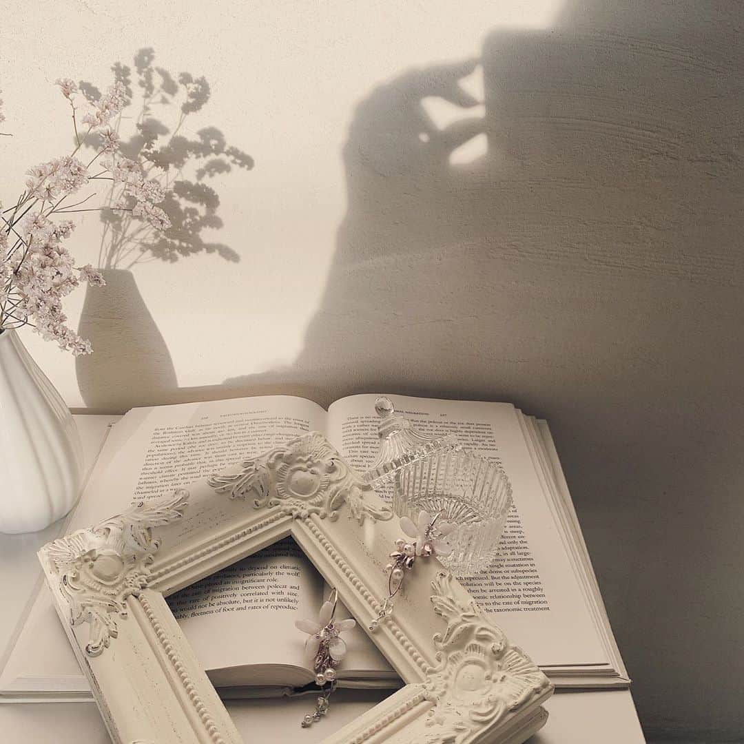 のインスタグラム：「なう 帰宅して大好きなhandmadeaccessories届いてる喜び𓍯 さくちゃんとこのピアスだよ❋→ @cerise_and_  #ピアス#イヤリング#handmade #handmadeaccessory」