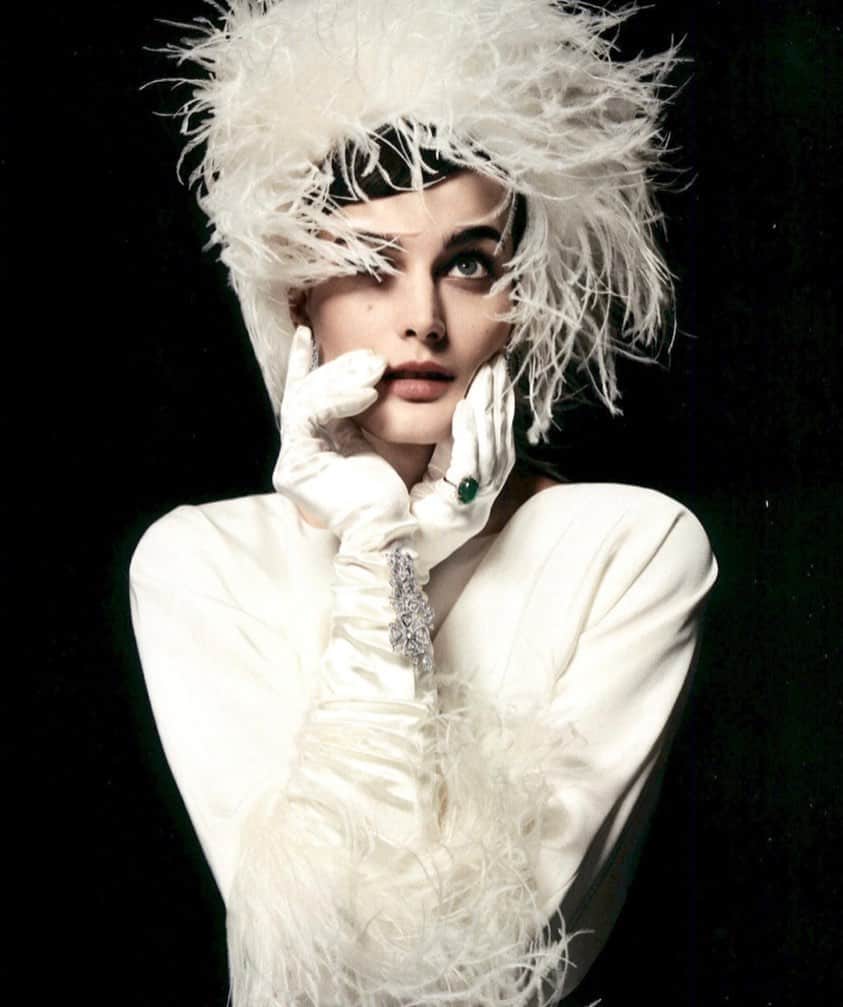アレクシマビーユのインスタグラム：「Thanks @sophiepera @tatlermagazine for this beautiful editorial @tatlerweddings with @alexismabille #hautecouturedress #alexismabillehautecouture #tatler #bridal #bridaldress #bride #white #feathers #ostreichfeathers #shoulders jewels @bulgari #weddingdress #wedding #white #alexismabille」