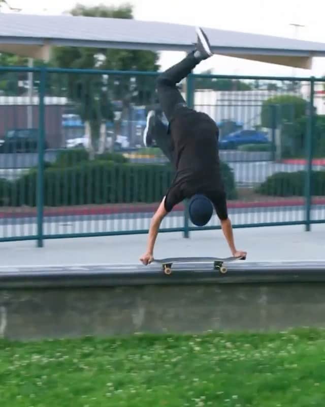 レッドブルのインスタグラム：「when you get bored of skating on your feet 🤷‍♂️ 🛹: @madarsapse #redbull #givesyouwings #skate #skateboarding #handstand」