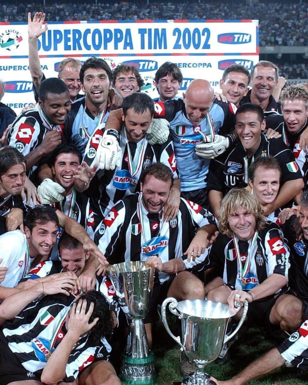 ユヴェントスFCさんのインスタグラム写真 - (ユヴェントスFCInstagram)「📅 #OnThisDay in 2002, we conquered our third Super Cup! 🇮🇹🏆🙌  #FinoAllaFine #ForzaJuve」8月25日 18時17分 - juventus