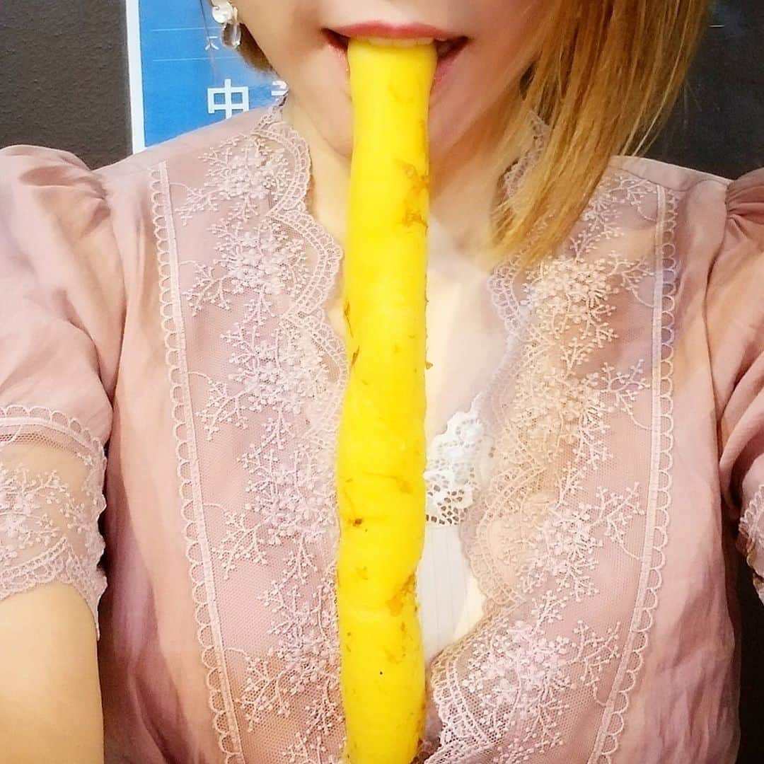 石関友梨のインスタグラム：「草っ  #たくあんボリボリ」