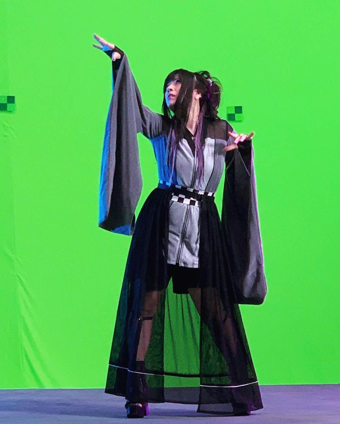 鈴華ゆう子のインスタグラム：「shingin' for撮影の裏側。 合成の為のブルーバック撮影でした。 #鈴華ゆう子 #和楽器バンド #wagakkiband #yukosuzuhana」