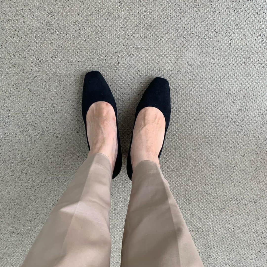 ayakonbubuさんのインスタグラム写真 - (ayakonbubuInstagram)「これからの季節のコーデに @kutsuyahashimoto  のパンプスゲット❤️ 6cmのヒールなのに安定感あって歩きやすいよ😃❗️ ヒールの柄もすごい可愛いよね❤️  爪先の形もこれから注目のスクエアトゥ❤️❤️❤️  くつの橋本商店は他にも日本製のオシャレで履きやすいデザインの靴を独自のデザインでたくさん取り揃えているから見てみてね💕  トップス　@elendeek  靴　@kutsuyahashimoto  ボトム　@uniqlo_ginza  バッグ　@gu_for_all_   #カジュアルコーデ#シンプルコーデ#ヒールサンダル#サンダル#アラフォー#アラフォーコーデ#40代コーデ  #40代ファッション #ストレートパンツ#シンプル#シンプル コーデ#hsshoes #くつの橋本商店#パンプス#パンプスコーデ #パンプス女子#40代ファッション #40代コーデ#ママコーデ #ママファッション#カジュアルコーデ」8月25日 18時32分 - ayakonbubu