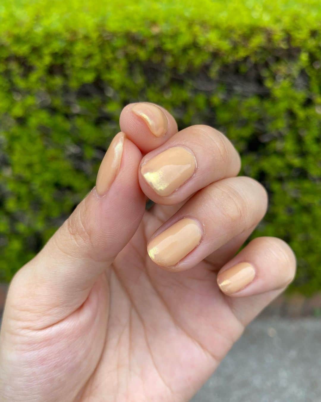 柴田紗希さんのインスタグラム写真 - (柴田紗希Instagram)「new nail ...久しぶりにネイルしました。 ベージュ系にさりげなくグリーンのオーロラを(爪の先だけ) 可愛いらしいヌーディが気に入っております。 メイから教えてもらった @nes.nail  さんでやってもらったよ🌷 速くて的確で相談しやすくて、、、 ありがとうございました♡♡♡」8月25日 18時24分 - shibasaaki