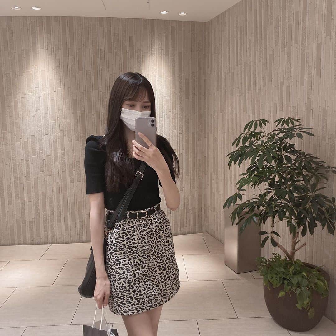 野島樺乃のインスタグラム：「...🐈🖤 . . #私服 #私服コーデ #ファッション #お洒落さんと繋がりたい #fff #秋コーデ #名古屋  @_ruruofficial_ トップス可愛すぎて🐈🖤」