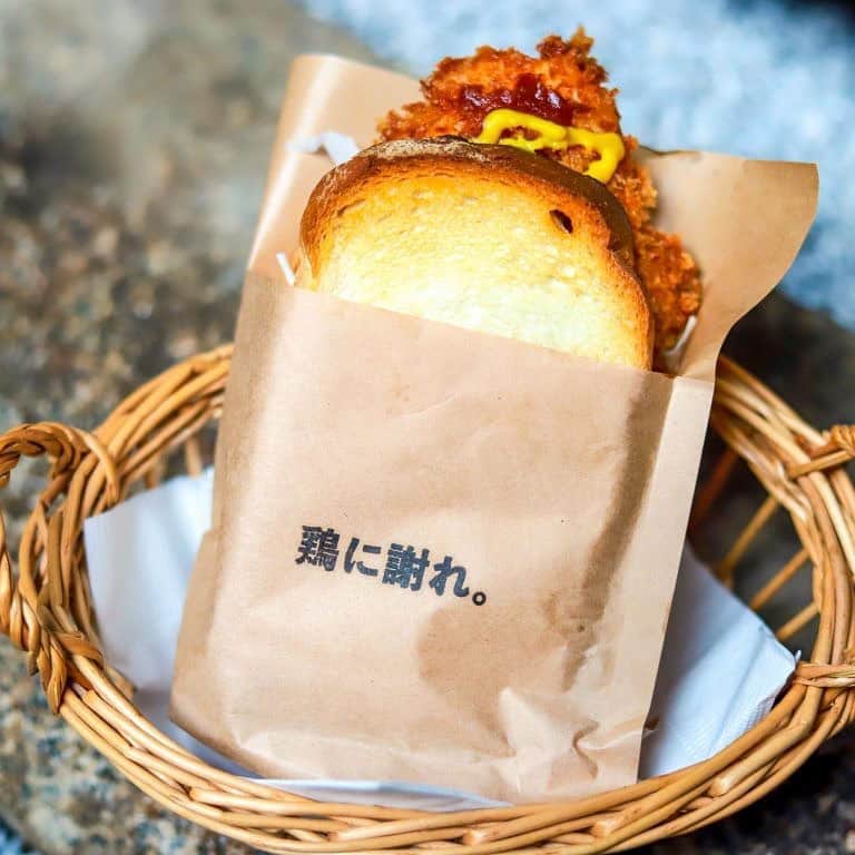Hanako公式さんのインスタグラム写真 - (Hanako公式Instagram)「カフェノハナシin KYOTO ☕️﻿ いつもどこかのカフェで過ごしているという、インスタグラマーきょんさん @kyon_tokiiro が、京都のカフェ＆喫茶店を案内するウェブ連載。﻿ ﻿ 📍今回訪れたのは〈ハイライトカツサンド〉﻿ ﻿ 2020年で創業60年を迎えた京都を代表する大衆食堂〈ハイライト食堂〉が、新たな展開としてカツサンド専門店をオープン。ここでの主役はなんとチキンカツ🥪🐔原点であるハイライト食堂の愛されメニュー”チキンカツ”を大胆に一枚そのままどどーん！とサンド。明らかに手のひらよりも大きい圧倒的な存在感を放っているけど、サクサク弾ける食感とその度溢れる鶏肉の旨味に集中していたら、あっというの間に完食…。﻿ ﻿ 一度見たら忘れないであろう、"鶏に謝れ。"というキャッチーなワード。この言葉には、ハイライト食堂の60年間に欠かせなかった鶏肉に対する「かんにん」という謝罪の"謝"と、「おおきに」という感謝の"謝"の二つの想いが込められているそう。鶏が鶏以上の旨味を発揮できる理由はきっとここなんだな、と思わず納得。﻿ ﻿ #Hanako #Hanako_magazine #京都カフェ #京都グルメ #coffee #coffeegram #カフェ巡り #京都喫茶 #京都ランチ #カフェ部 #cafe #sandwich #喫茶店 #☕ #喫茶部 #喫茶巡り #カフェ部 #カツサンド #鶏に謝れ #ハイライトカツサンド」8月25日 18時28分 - hanako_magazine