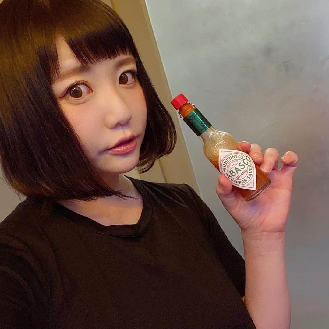 小鳥遊しほのインスタグラム：「髪のびた！あとタバスコって最高に旨いよね🌶ということで(どうゆうこと？)ついに明日、初のレシピ本『じぶんごはん』の発売日です！！！店頭に並んでるの見たら写真撮ってタグ付けてストーリーとかあげてもらえたら喜ぶ！！で、見るだけじゃなくて買ってくれたら泣く！！！😭✨  よろひこーーー！！！❤️  #じぶんごはん #レシピ本 #レシピ #簡単ごはん #簡単レシピ #自炊 #小鳥飯 #主婦の友社 #資生堂 #ワタシプラス」