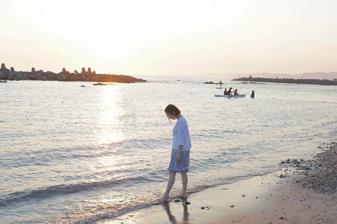 山本真由美さんのインスタグラム写真 - (山本真由美Instagram)「. . 砂の上、裸足で歩けるだけで嬉しぃ。 . あーしんぐ！ . 今度は水着を持って🩲🌞🦵♡ . . #radio #sea #beach #onthebeach  #nature #swim #barefoot #earthing  #japan #zushi #hayama #yokohama  #photography #likeforlikes #earth」8月25日 18時39分 - mayumi_yamamoto.official