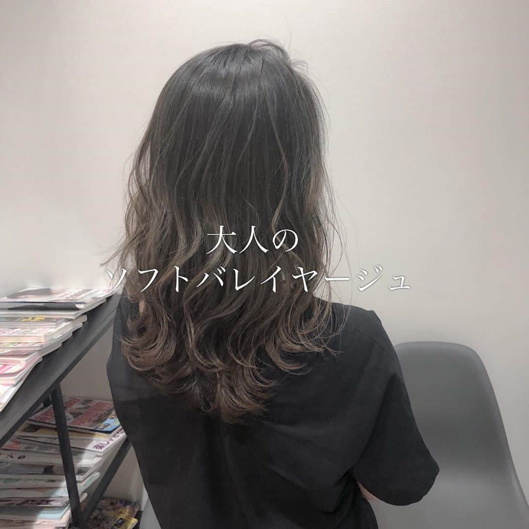ハナフサユウスケのインスタグラム：「退色も楽しめますー ＊ ＊ #hairarrange#アレンジ#ヘアアレンジ#ヘアセット#美容室#美容師#姫路#岡山#赤穂#赤穂市#簡単アレンジ#ヘアアレンジ動画#セルフアレンジ#インナーカラー#バレイヤージュ#サロンモデル#サロモ#撮影#ハイライト#グラデーション#外国人風カラー#グレージュ#シルバーアッシュ#グレーアッシュ#ブリーチ#ムラシャン#ハイトーン#美容学生」