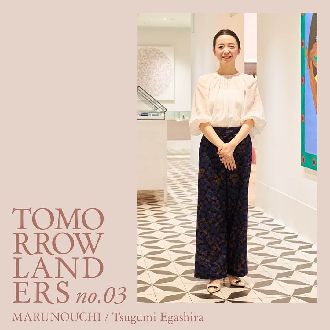 のインスタグラム：「〈TOMORROWLANDERS〉﻿ ファッションからライフスタイルまで、TOMORROWLANDの文化を創るヒトにFOCUS。﻿ ﻿ vol.3 江頭つぐみ TOMORROWLAND 丸の内店 / STAFF @tomorrowland_marunouchi  ﻿ 当社のアイコン的存在の彼女は、社外の接客ロールプレイング大会で優勝した実力の持ち主。 商品知識が豊富なだけで無く、彼女自身がお客様との会話を楽しみながら接するので思わず多くの人がファンになってしまう。  ファッションにおいて大切にしていることは直感と、思い入れを持てるかどうかです。 名品と呼ばれるものは一流のブランドと共に歩んだ歴史があり、そのタイムレスな魅力で多くの人に選ばれてきましたし、私もその魅力に惹かれた一人です。  ストーリーズハイライトの"FOCUS"🔗からご覧いただけます！﻿ ﻿ #tomorrowland_jp﻿ #tomorrowland_womens﻿ #tomorrowland﻿ #fashion﻿ #tomorrowland_focus﻿」