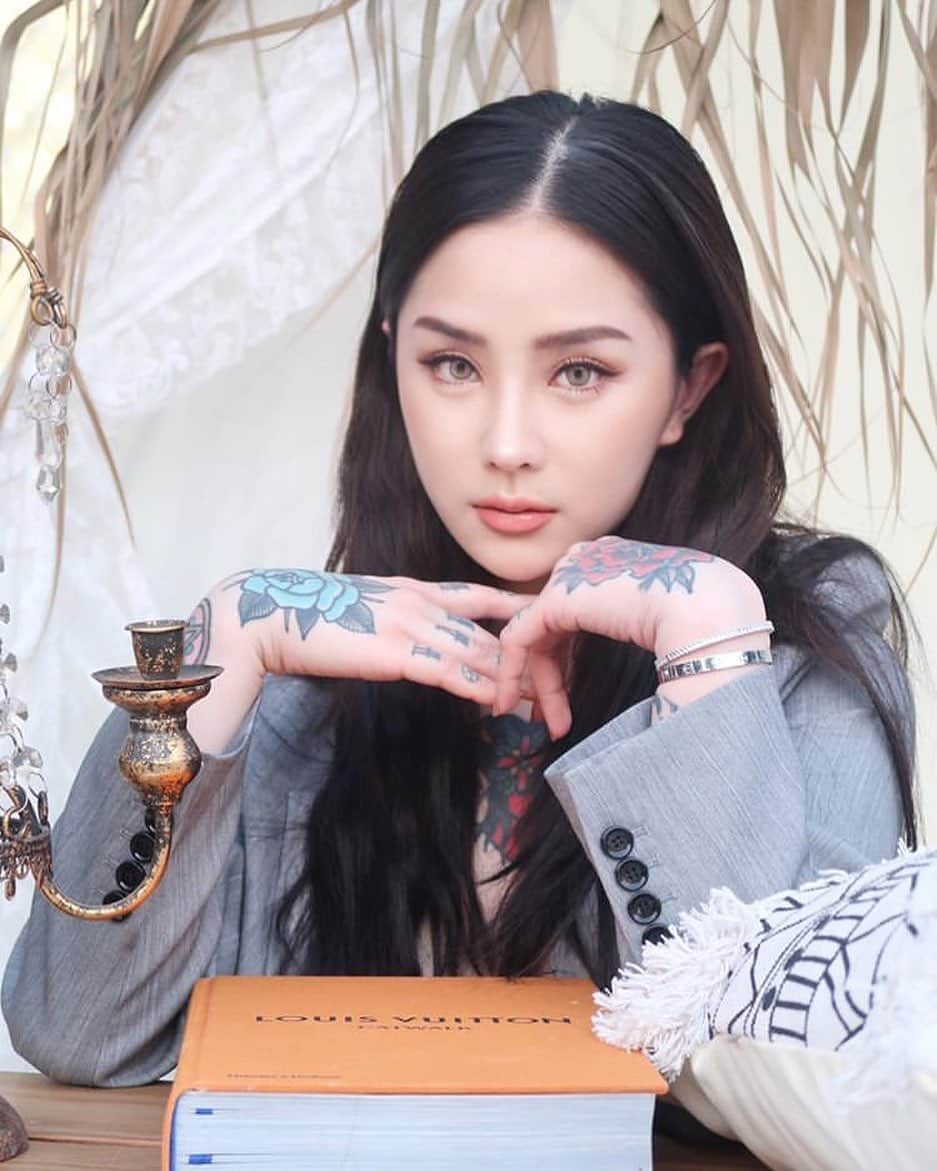 Abby Chenのインスタグラム：「經得起沈澱 經得起考驗 經得起等待 淡然的接受高與低 保持微笑地走下去 收穫就會在那裡迎接你 能跑能跳能衝刺也能停下來看看 欣賞沿途風景這就是最好的節奏🤍」