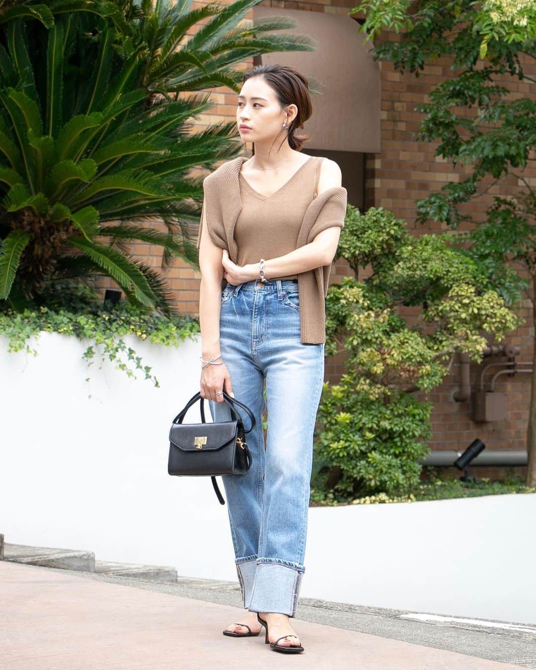 のインスタグラム：「.﻿ ﻿ ﻿ 〜 RED CARD SNAP 5STYLE 〜﻿ vol.3 PRESS 漆崎愛 @aiurushisaki﻿ ﻿ Denim : ﻿ MM72﻿ 12551-kvl﻿ ¥19,000+tax﻿ ﻿ #redcard#redcarddenim#redcardsnap#snap#denim#jeans#ootd#code#denimcode#レッドカードスナップ#レッドカードデニム#美脚デニム#デニムコーデ#大人カジュアル#夏コーデ#きれいめコーデ#ロールアップデニム#トレンドデニム#レイヤードニット#ニットコーデ」