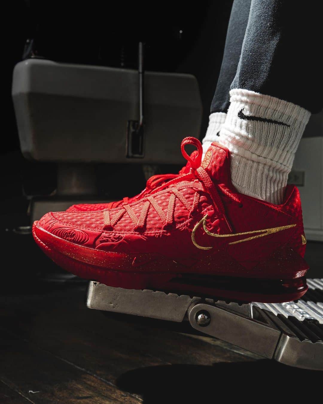 アトモスさんのインスタグラム写真 - (アトモスInstagram)「. 9/1(TUE)よりNIKE LEBRON XVII LOW "TITAN"が登場。 フィリピンのバスケットボールへの情熱と愛を表現すべく2010年にバスケットボール専門店としてオープンしたTITANから第２段となるLEBRONとのコラボレーションモデル。 REDを基調としたインパクトのあるアイテムとなっておりTITANの情熱が表現されたプロダクトとなっている。 . 9/1(TUE) IN STORE NIKE LEBRON XVII LOW “TITAN"  With the brand’s second collaboration with Nike and LeBron James, the dream of bringing this unique love of the game to the world comes to life. The seamless parallels of King James’ and TITAN’s stories inspire the shoe’s main graphic on the tongue. LeBron’s impact on the world is represented on the crest - a globe mounted on the crown, surrounded by seventeen stars - one for each of his 17 NBA seasons - and LeBron’s Strive For Greatness mantra in Filipino, “Para sa Kadakilaan.” A lightning bolt, derived from TITAN’s logo, symbolizes the dream: from Manila to the World. . #atmos #lebronjames #titan_22」8月25日 18時38分 - atmos_japan