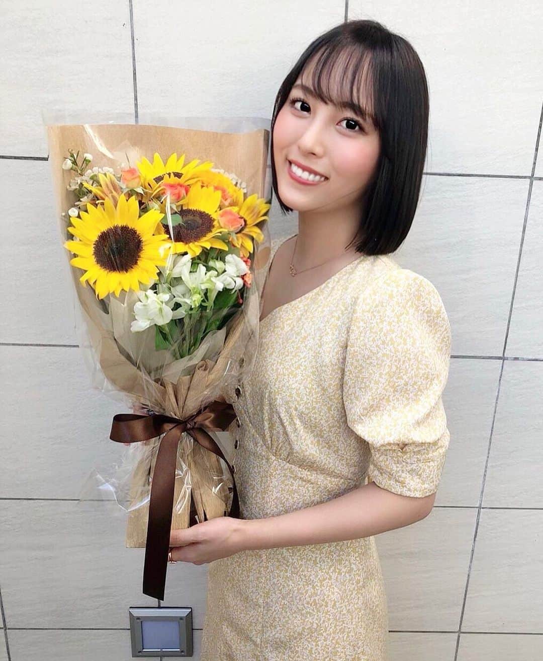 のインスタグラム：「大学1年生の時からお世話になってる美容院MARISが新しくCELENA(セレナ)という名前に変わったので今までの感謝の気持ちを込めて小さいけど花束を💐 必ずお客さんの気持ちに寄り添ったスタイルにしてくれるから本当に安心しきってしまうサロンです✨毎回幸せな気持ちになれる☺️✨感染症対策も完璧🙆‍♂️. . . #celena#セレナ#美容院 #ボブ#花束#表参道#ショート #ひまわり」