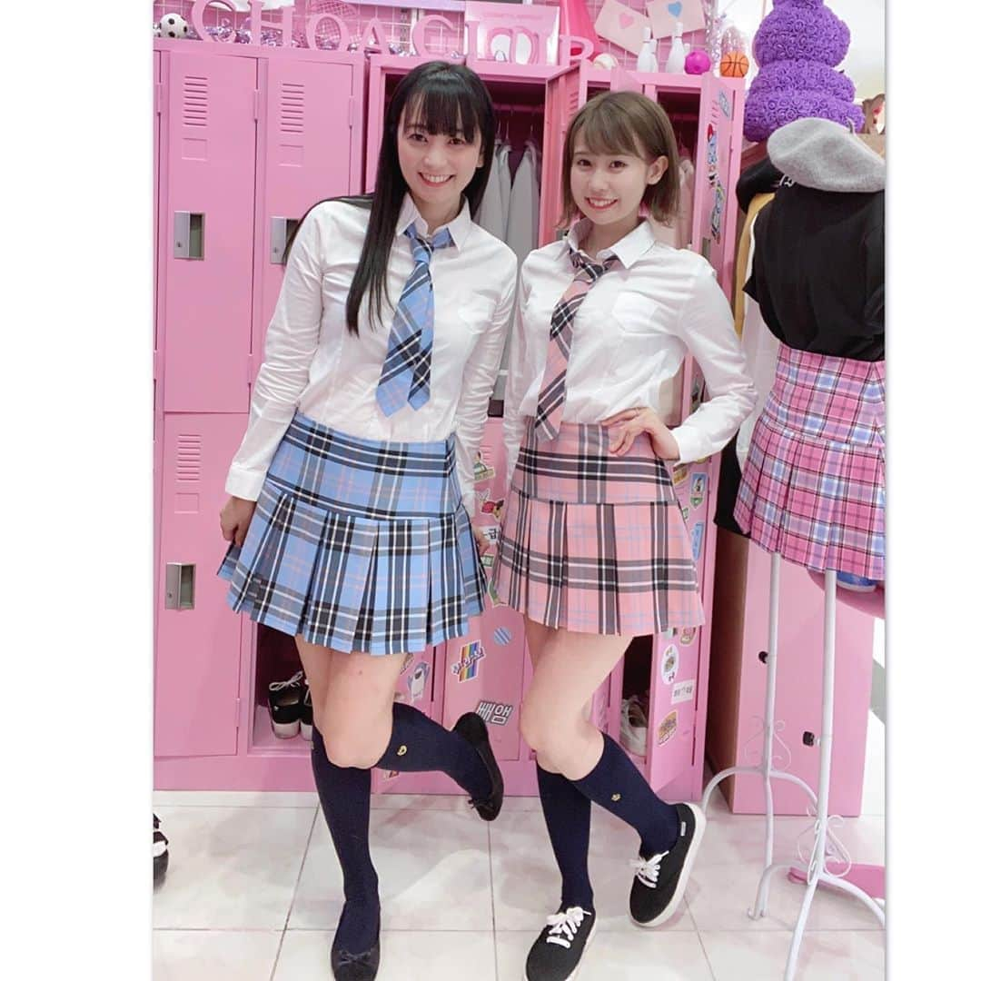 脊山麻理子のインスタグラム：「原宿の制服レンタル @choa_japan で今回も制服をお借りしてます♡美咲ちゃんはピンク、私は水色♡色違いです♡店内はpinkでロッカーも学校みたいで、どこで撮っても可愛いくて、女子心くすぐります♡ #choa #原宿 #制服レンタル #脊山麻理子 #相原美咲 #YouTube #チャンネル登録してね #高評価お願いします #感想お待ちしてます」