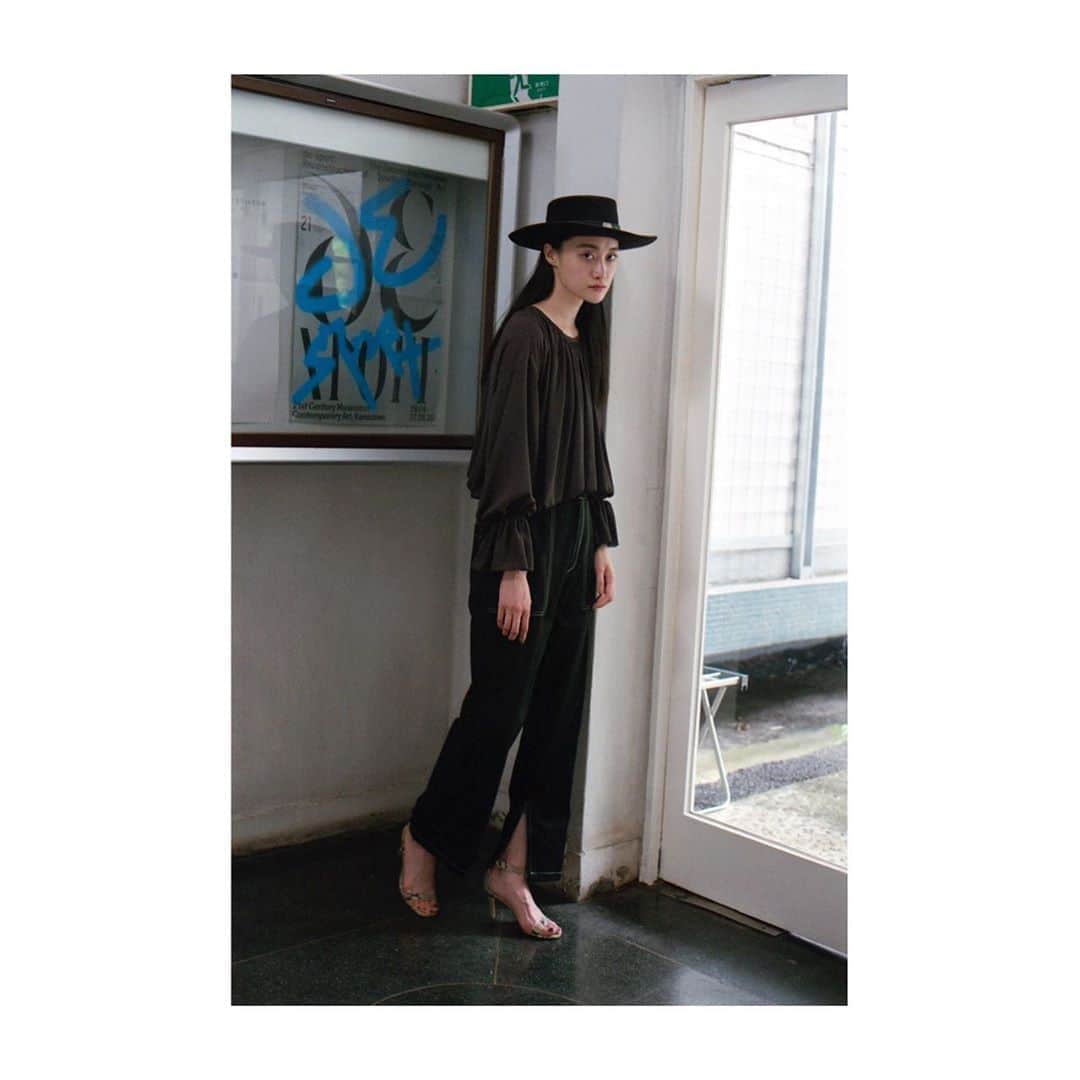 のインスタグラム：「【2020 AUTUMN WEB LIMITED ITEMS】 Blouse (Whim Gazette)¥18,700 Pants(Whim Gazette)¥23,100 Hat(KATECATE)¥42,900 Shoes(Whim Gazette)¥41,800  #whimgazette#ウィムガゼット#2020AUTUMN#preorder#weblimited#blouse#knit#setup#easypants#palcloset#onlinestore#katecate」