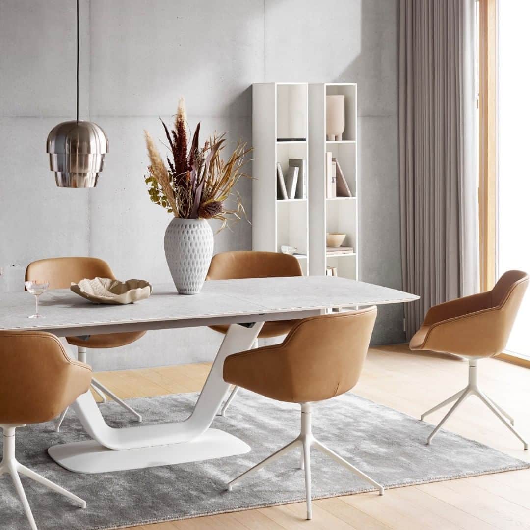 BoConceptさんのインスタグラム写真 - (BoConceptInstagram)「Danish design always gets an invite.   Vienna chair from £599 Alicante table from £1,539 Pine Cone lamp from £499 Como bookcase from £769  #boconcept #liveekstraordinaer #diningroom #dining #homeinspo」8月25日 18時46分 - boconcept_official