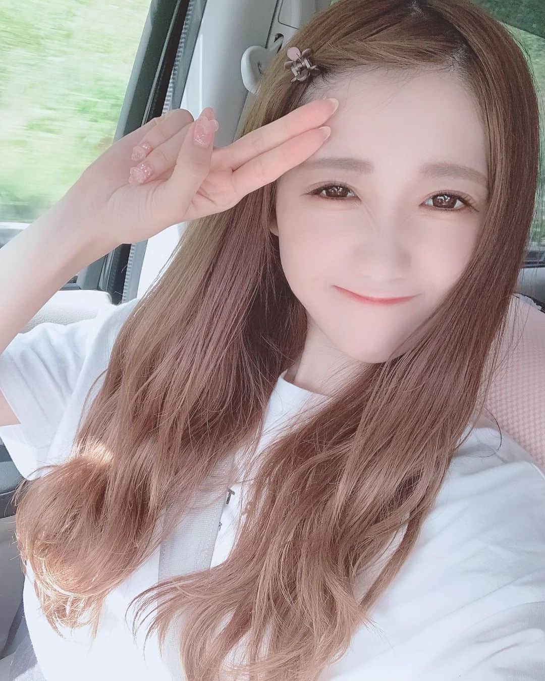 田口未彩のインスタグラム：「🌷  でこだし珍しいでしょ！ ポーズださ🥱  #でこだし #でこ　#ヘアクリップ　#ヘアクリップアレンジ　#前髪　#前髪アレンジ　#フラワークリップ　#ヘアアレンジ　#雨の日アレンジ　#Tシャツ　#Tシャツコーデ　#カジュアル　#カジュアル女子」