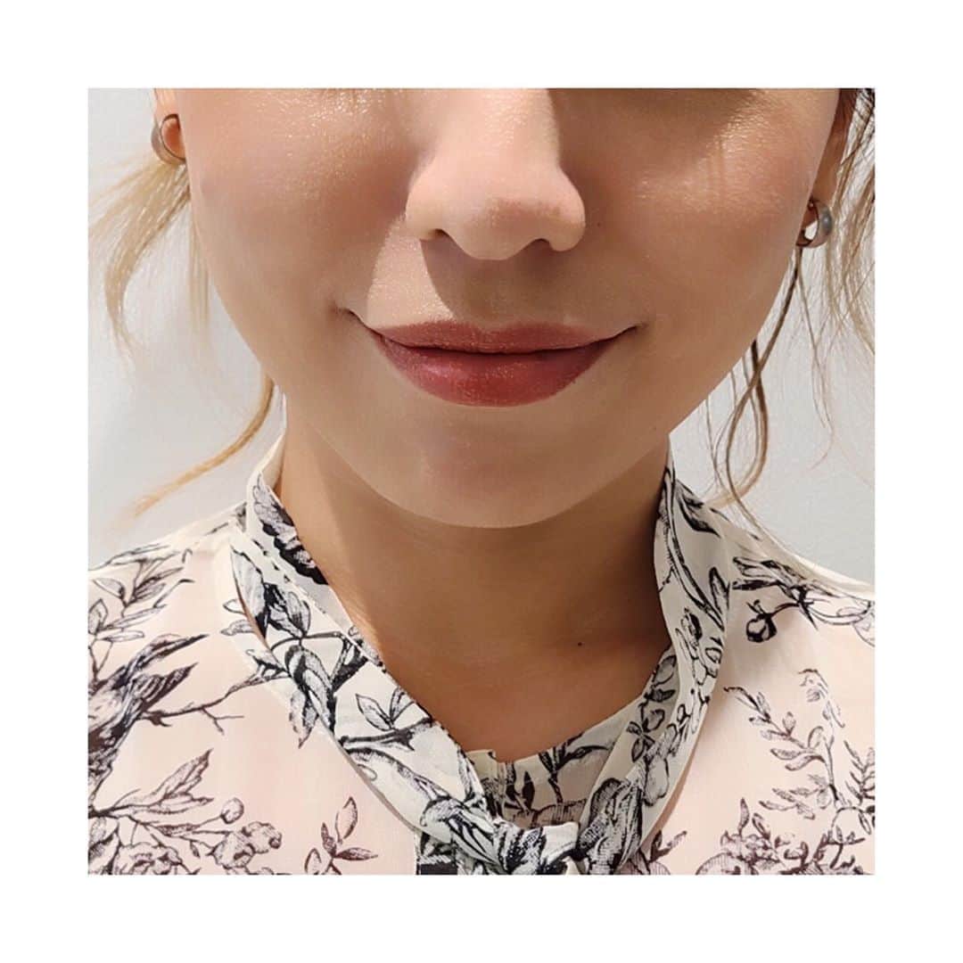のインスタグラム：「【今日のLIP💄♡】 . フルーツギャザリング バイヤー岡本の 「今日のLIP💄♡」はイヴ・サンローラン・ボーテ タトワージュ クチュール ベルベットクリーム 214  ベージュ アライアンス (限定色)を使用。✨ 大人っぽさと上品な可愛さのあるカラーでした。 . 先日の投稿でもご紹介をさせていただきましたが、タトワージュ クチュール ベルベットクリームはソフトな肌触り、光沢のある質感、深みのあるリッチカラーを叶えてくれます。♡ 仕上がりはクリーミィ マット。 滑らかな付け心地で唇にしっかりフィットしてくれて、薄膜だけど落ちにくく、上質な光沢感と潤った唇が叶います。 . ※イヴ・サンローラン・ボーテ タトワージュ クチュール ベルベットクリーム  214  ベージュ アライアンス は限定色になります。 なくなり次第終了いたします。予めご了承ください。 ------------------------------------ @fruitgathering.jp のリンクからブランドサイトにアクセスし、 「BRAND LIST」→気になるブランドのロゴを クリックすると、取扱店舗をチェックできます。 ------------------------------------ #fruitgathering #フルーツギャザリング #口紅 #リップメイク #マスクメイク #YVESSAINTLAURENTBEAUTE #YSL #リップ #落ちにくい #LIP #YSLリップ #タトワージュ #高発色 #カワイイ #付けやすい #美容 #beauty #メイク #instagood #女子力 #makeup #化粧品 #夏 #cosmetics #ビューティー #cosme #make #メイク好きな人と繋がりたい #コスメ好きさんと繋がりたい #今日のリップ」
