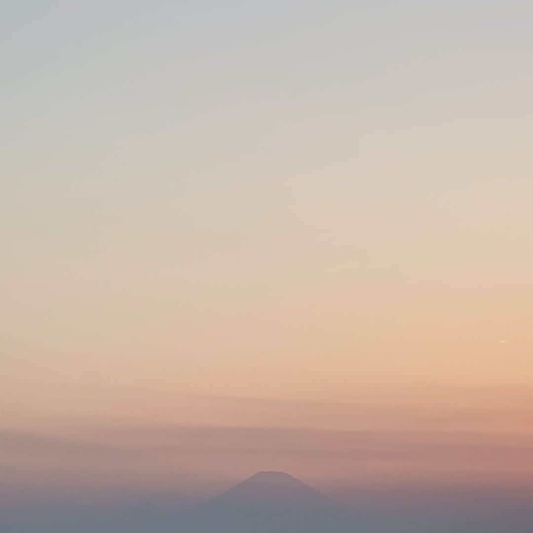 のインスタグラム：「. . 日の入り、顔を出した富士山。🍮🌞 . 久しぶりにみたけど、おおきなシルエット。 . Mt. Fuji appeared at the moment of sunset.  I could see the beautiful sun and Mt. Fuji at the beach.  See you tomorrow. . . 🗻 #sun #sunset #onthebeach  #mtfuji #mountain #fuji  #beautiful #moment #beach #sea  #huge #silhouette #japan #hayama」