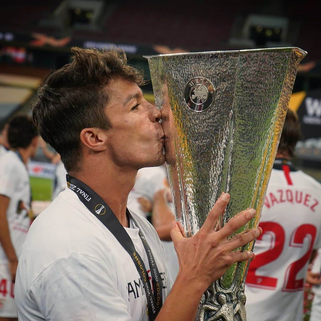 セビージャFCさんのインスタグラム写真 - (セビージャFCInstagram)「🏆 Decime qué se siente al ser 𝗛𝗘𝗫𝗔CAMPEÓN de Europa 6️⃣ ♥️  #WeareSevilla #vamosmiSevilla #Campe6nes #SomosVosotros #UEL #europaleague #sevilla」8月25日 18時48分 - sevillafc